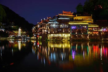 長(zhǎng)沙出發(fā)到張家界天門山、玻璃棧道、鳳凰古城、鳳凰夜景往返二日游